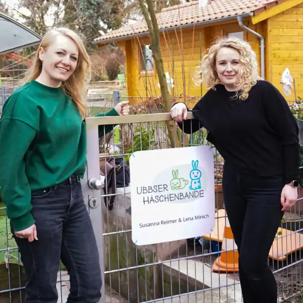 Die Tagesmütter Lena und Susi am Eingang der Kindertagespflege Ubbser Häschenbande
